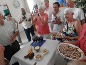 Purification pour l’admission définitive des « étrangers » comme de vrais landescots : le « médocain », apéritif du pays, le « grenier médocain », et la frottée à l’ail