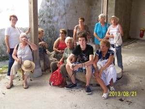 Visite de l'intérieur du moulin avec groupe divisé en deux.