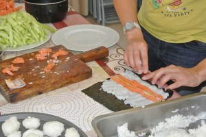 Roulage de makis au saumon