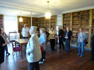 Tous ensemble, dans la bibliothèque, qui autrefois formée les futurs médecins.