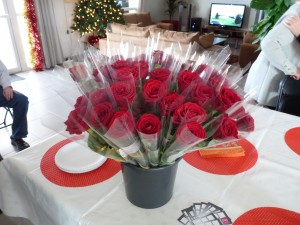 45 roses avaient été commandées a la fleuriste de St Laurent de la Prée, les boutons étaient superbes, et l'odeur très agréable, les femmes et les hommes sont reparties avec une fleur pour chaqun