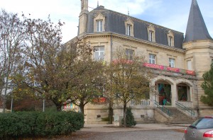 Le château les Tourelles ancien château viticole reconvertit en centre culturel.