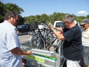 Arrivée et chargement des vélos pour un retour bien mérité !