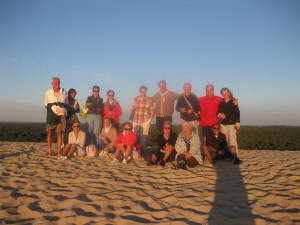 La majorité du groupe en haut de la dune sous le soleil couchant