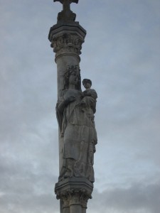 La colonne de la Vierge et l'Enfant tournée  vers la ville, peut-être pour la protéger....